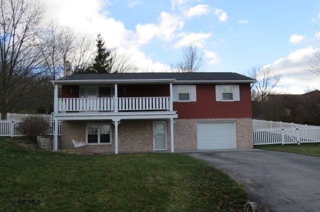 Located on a corner lot in the desired Rolling Hills development. This home has a fenced in back yard with fantastic views and a quiet neighborhood. It has many updates throughout making it very modern. With the large bedrooms and finished basement this home is a must see. Do not miss this opportunity.
