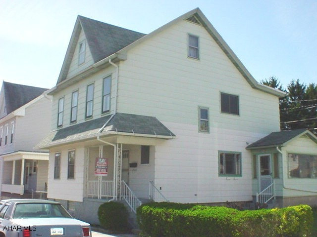 Great home for the 1st time home buyer! Beautiful hardwood floors, new countertops, 2 baths, 3 possible 4 bedrooms, C/A, freshly painted interior, new oak railing, unpainted wood trim. all on a 50x47 lot. One year home warranty included.