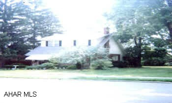 LOADS OF CHARACTER. LARGE BEDROOMS. HARDWOOD UNDER CARPETS. GREAT MECHANICS. 90X120 LOT.