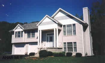 CHARMING HOME IN DUNCANSVILLE. THE SAUNA WILL HELP YOU RELAX AFTER A TENSE DAY. NICE DECK OFF KITCHEN.