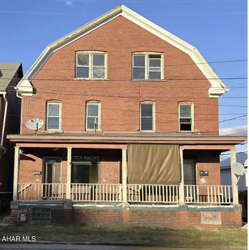 TURNKEY 10%+ CAP RATE MULTI-FAMILY INVESTMENT! 

Welcome to 610-612 25th St, a massive, fully stabilized 8-bedroom duplex offering immediate, reliable cash flow. Currently generating $1,750 per month in gross rent, this property has been fully occupied since November 2024 and is the perfect hands-off addition to any real estate portfolio.

The heavy lifting and major CapEx have already been completely handled for the next owner. The property features a brand-new roof and a brand-new furnace, ensuring years of low-maintenance ownership. Unit 610 received substantial interior updates in August 2024, making it highly attractive to tenants.

With incredibly low property taxes and historically strong rental demand, the math on this investment is undeniable. Whether you are an out-of-state investor hunting for a high-performing asset or a local buyer looking to house-hack, this massive duplex offers unbeatable value. Priced to sell--schedule your showing today!