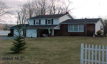 Wonderful home on great lot.  Move right in Master bedroom ceiling fan does not stay, also shoplights and furnace in garage do not stay.  Do not unlock door that dog is in.