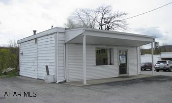 Building currently used as a 3 chair barber shop. White vinyl sided bldg on 0.16 acre, 440 sq.ft. Being sold as business with all equipment. Large parking area. Easy access. Very visable location on busy street.