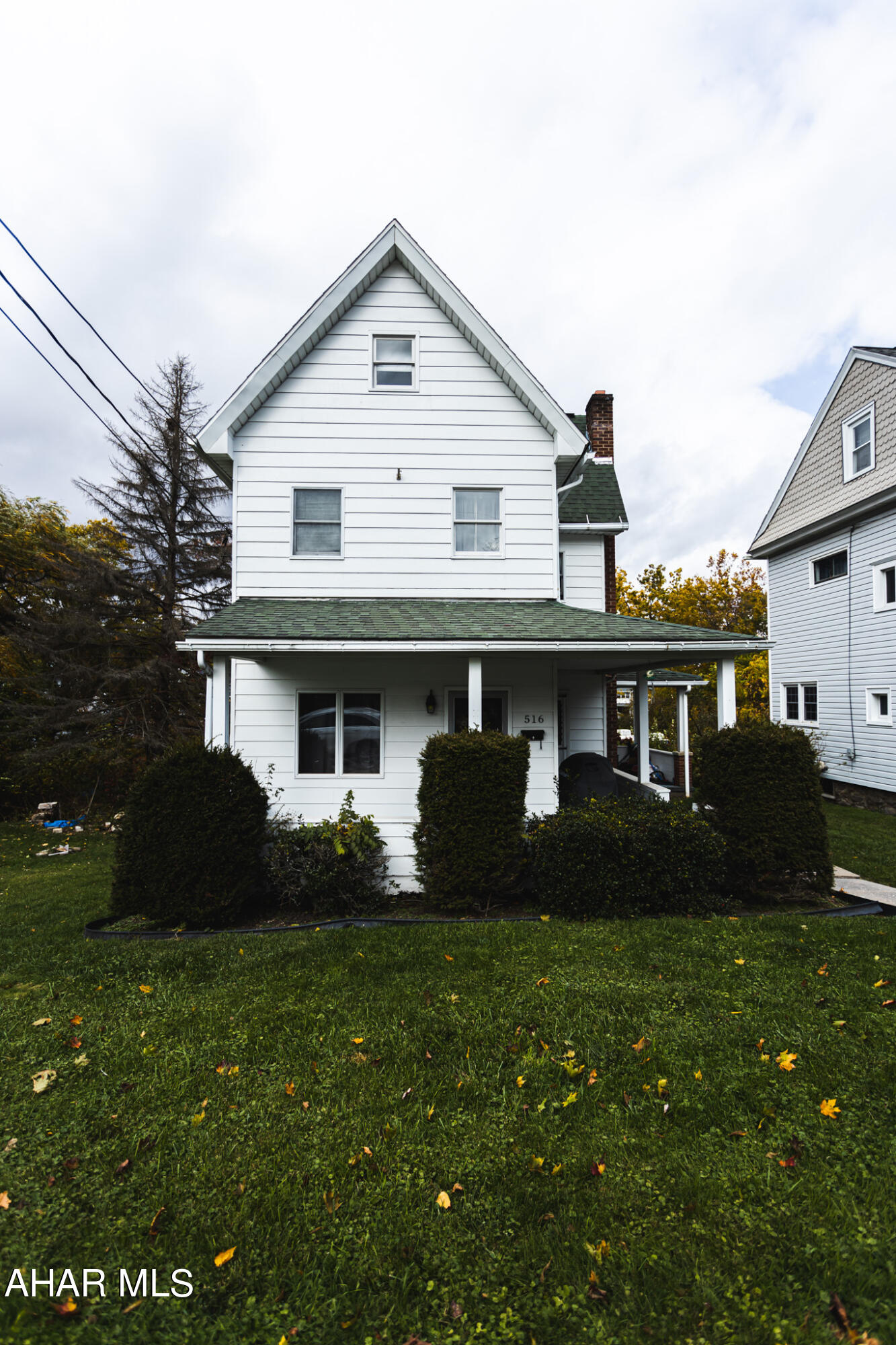 3 bedroom, 1 bath house located in a nice neighborhood in the heart of Tyrone. Eating area in kitchen. Covered porch. Nice and large yard.
