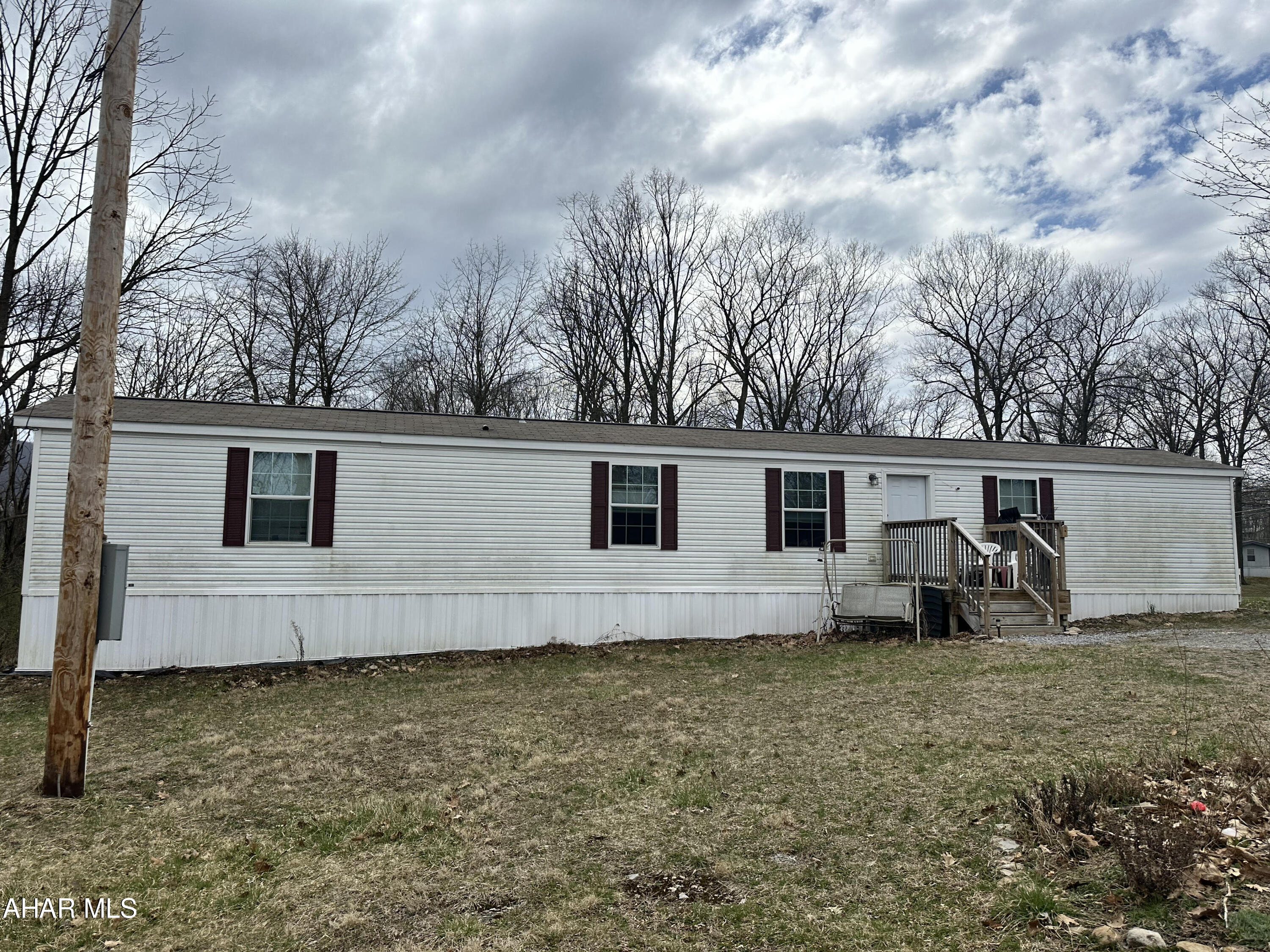 2019 Colony singlewide manufactured home. Model Beacon Prestige, 3 bedrooms, 2 full baths. Vaulted ceilings and vinyl look floors. This home also has all appliances included. Central AC. Lot rent is $395.00 and includes W/S and trash. This home sits at the end of Tulane Lane. Buyer will need to apply at Hill Crest Mobile home Village.