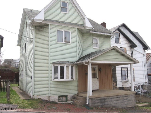 Great investment proeprty! 3BR's, 1 bath. One side of house is wood siding, rest is vinyl sided. Sold in as-is condition.
