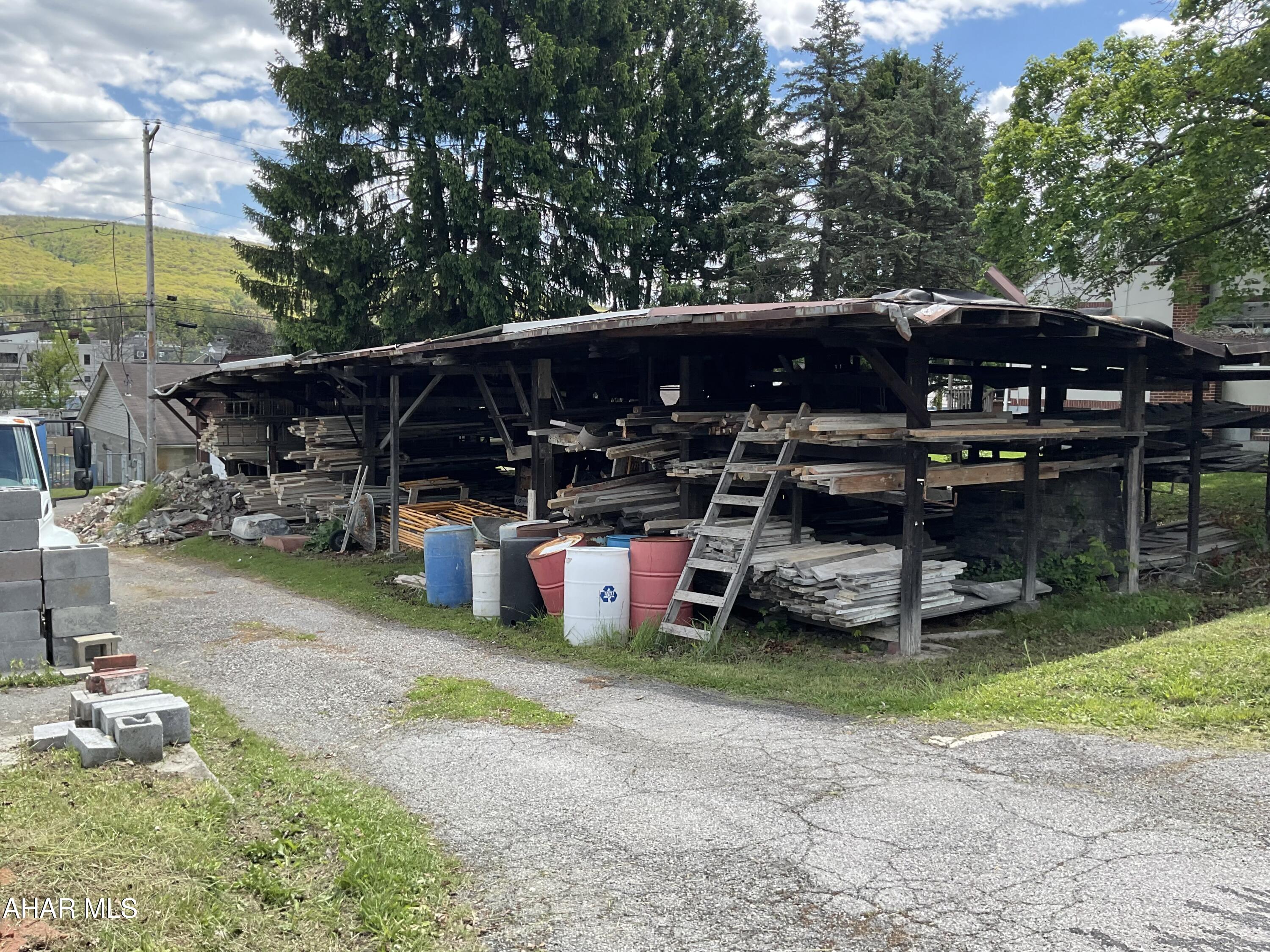 1009 and 1013 Hudson Ave will be sold together 
1013 is 52x113 lot with lean shed