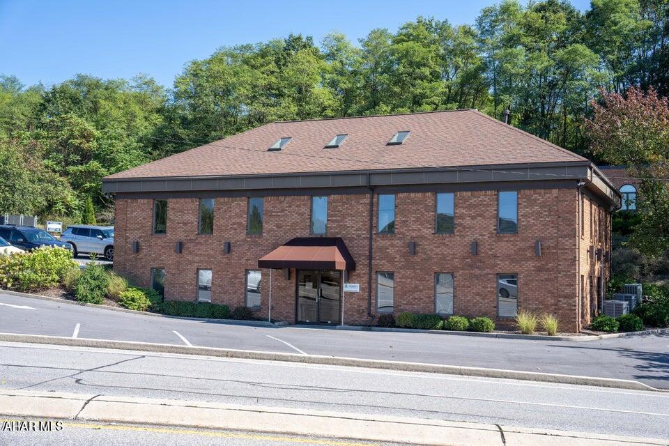 3370 Lynnwood Dr, Altoona. FURNISHED office building, 3968 sq. ft. between 2 floors or each floor may be rented separately. Call Denise 
White at 814-937-7236.