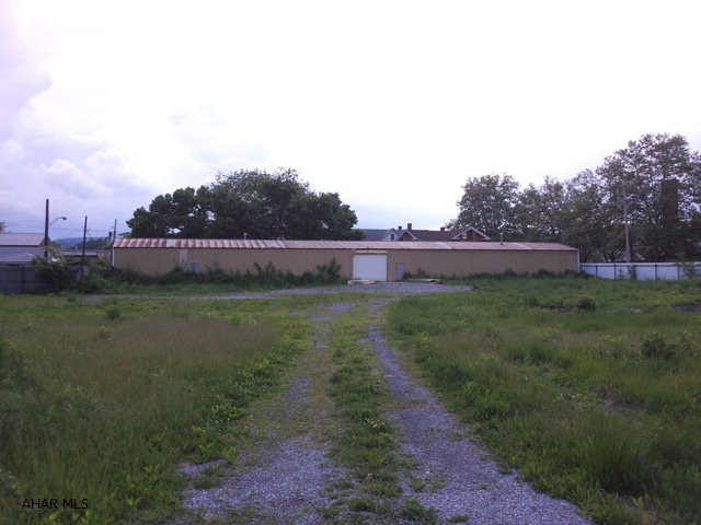30' x 172' steel, clearspan building on 1.2 acres. Zoned Industrial. 1/2 bath and office.