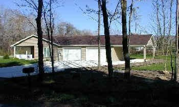 1 story, vaulted ceilings in FR, LR and ceiling fan, concept doors to small patio, kitchen w/ oak cabinets and ceramic tops, breakfast nook, berber carpet,  3 BR, 1 BA, w/ laundry hookup & pwdr rm, concrete driveway w/ 1 car carport, 2 car garage. 1 story, vaulted ceilings in FR, LR and ceiling fan, concept doors to small patio, kitchen w/ oak cabinets and ceramic tops, breakfast nook, berber carpet,  3 BR, 1 BA, w/ laundry hookup & pwdr rm, concrete driveway w/ 1 car carport, 2 car garage.