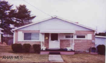 BRIGHT HOME. LARGE BEDROOM. NICE NEIGHBORHOOD. GOOD SIZE LOT.