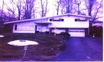 MULTI-LEVEL HOME WITH VAULTED CEILINGS, 3 BEDROOMS, 1 1/2 BATHS, LIVING RM W/FIREPLACE, PRIVATE PATIO, GARAGE, GREAT LOCATION! MOTIVATED SELLERS! MULTI-LEVEL HOME WITH VAULTED CEILINGS, 3 BEDROOMS, 1 1/2 BATHS, LIVING RM W/FIREPLACE, PRIVATE PATIO, GARAGE, GREAT LOCATION! MOTIVATED SELLERS!