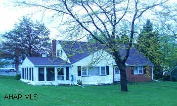 4 BEDROOM, 2 BATH, 1 CAR GARAGE NO SHOWINGS UNTIL 05/12/03.  CUTE BRICK AND VINYL NEAR CAMPUS.  ON VERY NICE 105X88, CORNER LOT.