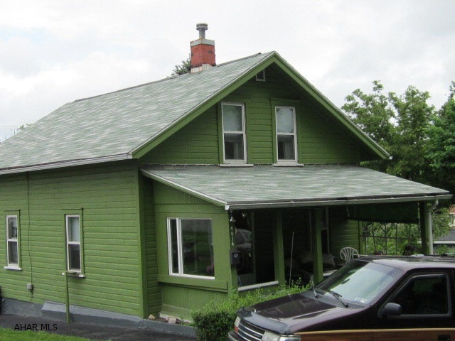 4 Bedroom frame home.  Updated mechanics, low taxes.  Good starter home close to Highland Park.