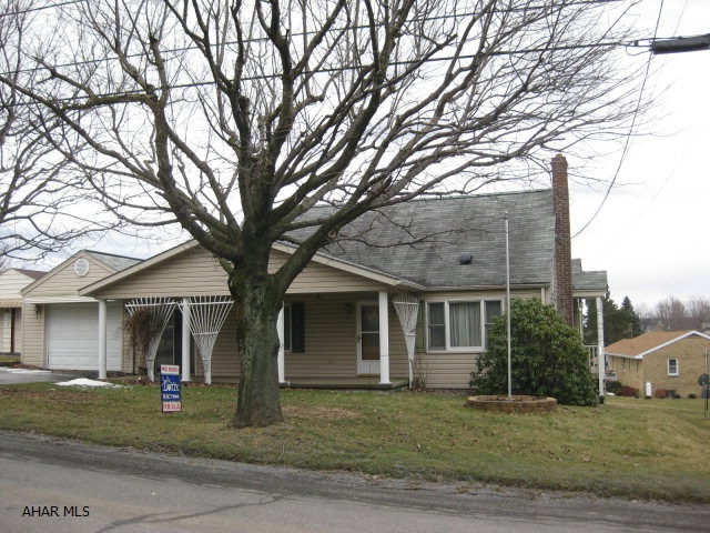 3 BED CAPE COD ON 3 LOTS