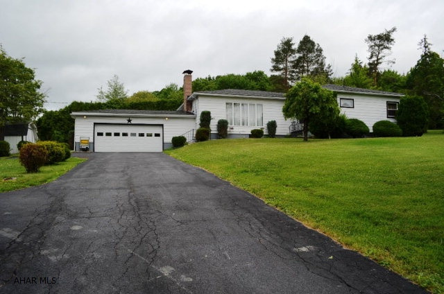 Nice country setting.  3 BR, 1.5 bath & LR with stone Fireplace.  Hardwood floors in bedrooms, LR & LR.  New furnace & garage door.  Roof in 2009.  Sellers will have city sewer hooked up by 6/30/15