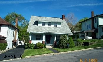 Possible 3rd Bedroom on 1st Floor-Freshly Painted Inside with new Berber Carpet-Neat & Clean-Move in Condition. Possible 3rd Bedroom on 1st Floor-Freshly Painted Inside with new Berber Carpet-Neat & Clean-Move in Condition.