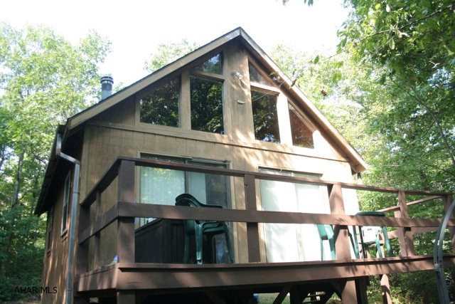 Fantastic hunting cabin in Buck Run gated community. Cabin sleeps 8 and has full size bathroom. Full deck on back of cabin. Completely surround by woods.