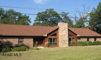 LOTS OF SPACE WITH 1 STORY LIVING. ROOMS ARE LARGE. GREAT ROOM WITH CATHEDRAL CEILING. KITCHEN HAS NOOK-WALKING OUT TO DECK. BASEMENT IS FINISHED WITH 3/4 BATH. LOTS OF SPACE WITH 1 STORY LIVING. ROOMS ARE LARGE. GREAT ROOM WITH CATHEDRAL CEILING. KITCHEN HAS NOOK-WALKING OUT TO DECK. BASEMENT IS FINISHED WITH 3/4 BATH.