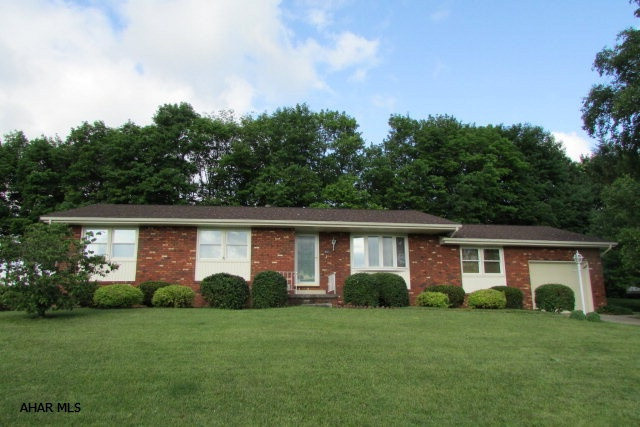 GREAT ONE STORY IN PENN FARMS AREA. NEW SIDING, WINDOWS, AND ROOF. GHW HEAT. KITCHEN APPLINCES INCLUDED. FAMILY ROOM HAS LAUNDRY HOOK UP. BEDROOMS ARE NiCE SIZE..TWO FULL BATHS. PRIVATE BACK YARD. DRASTIC REDUCTION.  PRICED TO SELL TODAY. OPEN HOUSE SUNDAY OCT. 25 , 12:30-2:00.