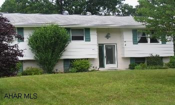 Lovely Bi-Level, 3-Bedrooms,1.75 Baths - Bonus Room or 4th Bedroom Family Room with Wet Bar & Fireplace nice location in Spring Cove Schools!! Lovely Bi-Level, 3-Bedrooms,1.75 Baths - Bonus Room or 4th Bedroom Family Room with Wet Bar & Fireplace nice location in Spring Cove Schools!!