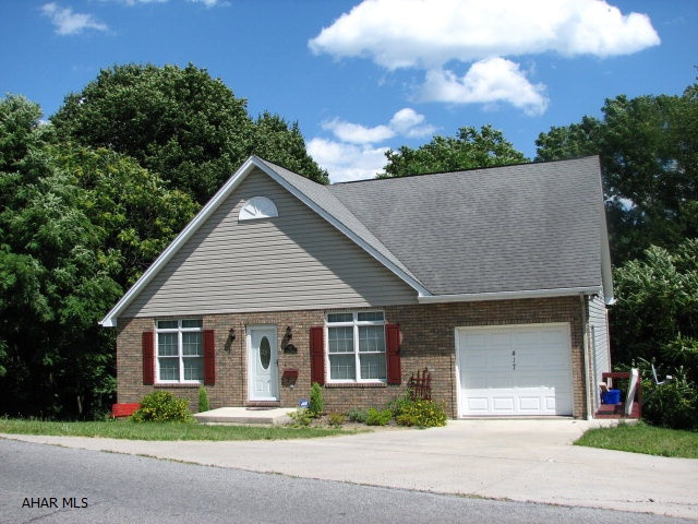 PRICE REDUCED & SELLER ASSIST!!!!!!  Cozy open layout and 1st floor master suite conveniently located in East End area! Seconds from Pleasant Valley Blvd, yet tucked away enough for privacy. Vaulted ceilings in Master and Living room. Updated kitchen with dining nook makes for good use of space.  New carpet throughout has never been used. The walk out basement is absolutely huge with more than enough room for storage and finishing. Was custom built by CCM. Others at this price range do not compare!