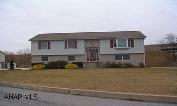BEAUTIFUL HOME.  LOCATED ON A CUL-DE-SAC NEXT TO THE PARK.  LARGE ROOMS, GREAT FAMILY ROOM,  OFFICE.  LARGE DECK, TILED PATIO WITH BUILT-IN GAS GRILL.  PROPERTY NOT IN FLOOD PLAIN.  A MUST SEE!