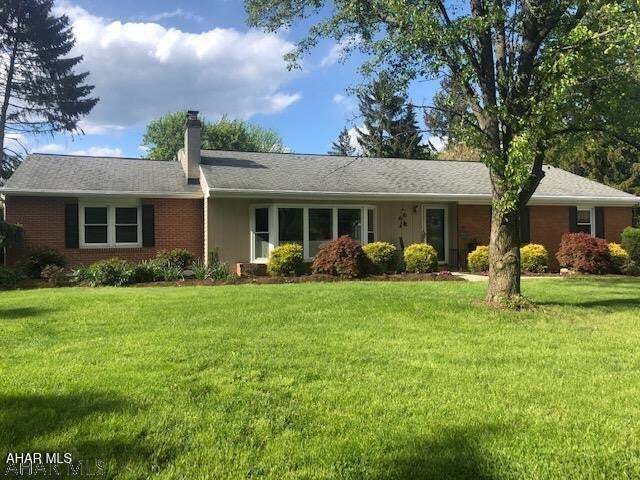 Must be preapproved. Beautiful ranch home with 4 bedrooms,  full bathroom and 2-3/4 baths. This home is offering plenty of space for family & guests. The overside great room with a wet bar makes entertaining easy. fireplace to add warmth and charm throughout the home. Step outside to a screened in porch.-perfect  for  relaxing evenings.