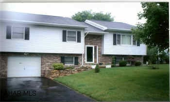Bi-Level, Vinyl Siding,3-BR, 2.75 Bath, LR,DR,Kitchen,Finished Basement,1 Stall Garage with 16x32 in Ground Pool Immaculate, Very Clean, Freshly Painted, New Carpet, New Pergo Floor,Updated light Fixtures,16x32 FT 3'-8' Heated Pool, Safety  Cover for Swimming Pool - Nice Land Scaping, Move Right In- Call Dan Laratonda for Re Lo Addendum