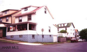 EAST END 3 BR, 1 BATH & HEATED 3RD FLOOR FOR POSSIBLE 4TH  BEDROOM. INTEGRAL 1 CAR GARAGE. NICE DEN OFF THE DINING ROOM. NEW VINYL SIDED & NEW WINDOWS THROUGHOUT.