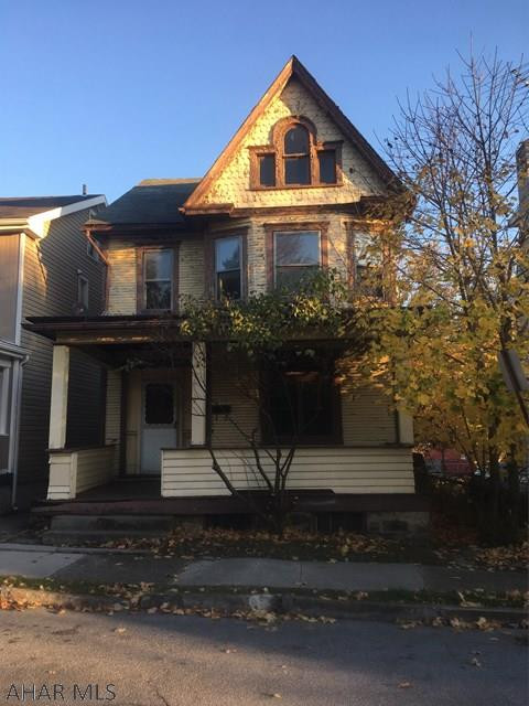 A diamond in the ruff, 3 blocks from UPMC Campus needs significant TLC. Potential for investment property.  Must be cash buyer due to leaky roof. As is where is, must be sold to settle estate.