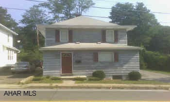 3 BEDROOM, 2 STORY LIKE NEW.  3/4 BATH ON THE 1ST FLR, 1ST FLR LAUNDRY, LARGE OAK KITCHEN, OFF STREET PARKING, SWIRLED CEILING, 1ST FLR BONUS ROOM, CENTRAL AIR, AND LARGE CLOSETS. 3 BEDROOM, 2 STORY LIKE NEW.   3/4 BATH ON THE 1ST FLR, 1ST FLR LAUNDRY, LARGE OAK KITCHEN, OFF STREET PARKING, SWIRLED CEILING, 1ST FLR BONUS ROOM, CENTRAL AIR, AND LARGE CLOSETS.