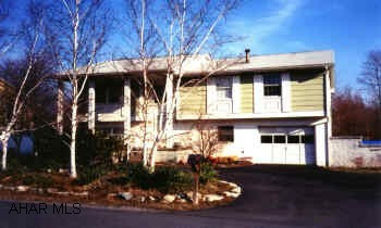 Frame bi-level on two lots. Also includes tax ID #14-15-3-4-12 (extra lot).Nice neighborhood.Close to LV Mall.