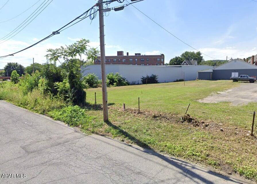 Light Industrial Zoning vacant lot. Utilities hook ups to be located by buyer.