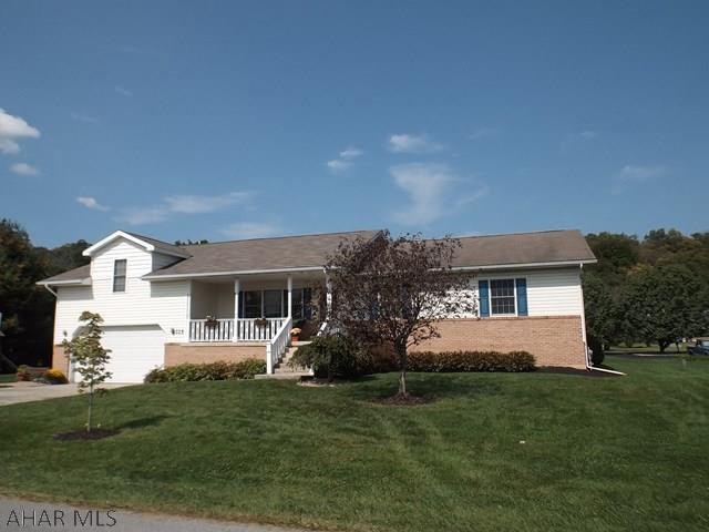 NEW LISTING.  WALK TO FRANKSTOWN SCHOOL FROM THIS PRICED TO SELL HOME.              OFFERING ONE STORY LIVING WITH 4 BEDROOMS & 3 FULL BATHS. THE 1ST FLOOR HAS LARGE KITCHEN &  OPEN DINING AND LIVING AREA. STEP DOWN TO THE OVERSIZED GREAT ROOM WITH GAS FIREPLACE AND BUILT IN SHELVES. ON THE OTHER SIDE OF THE HOUSE ARE 3 BEDROOMS AND 2 FULL BATHS.  THE NEW MASTER SUITE. IS 4 STEPS UP & PRIVATE. IT HAS IT'S OWN FULL BATH,  WALK IN CLOSET, HEATING AND AC UNIT.  SCREENED IN PORCH IS RIGHT OFF THE DINING,KITCHEN AREA. THIS HOME SITS ON A DOULBE LOT IN OLD TOWN VILLAGE, PLENTY OF SPACE FOR KID FUN .IN THE REAR  PART OF THE NEIGHBORHOOD..RIGHT NEAR THE SCHOOL.CALL ME TODAY FOR MORE INFO AND A SHOWING.