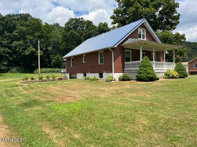 LOOKING FOR A BEAUTIFUL, PEACEFUL LOCATION. THIS COULD BE YOUR HOME.THIS SPACIOUS HOME HAS 3 BEDROOMS BUT EASILY BE 4 BEDROOMS. NEEDS A LITTLE TLC IN A FEW PLACES BUT,MOVE IN READY. GREAT HUNTING WITH ONLY A COUPLE ACRES THE PROPERTY HAS WOODS ON 3SIDES.