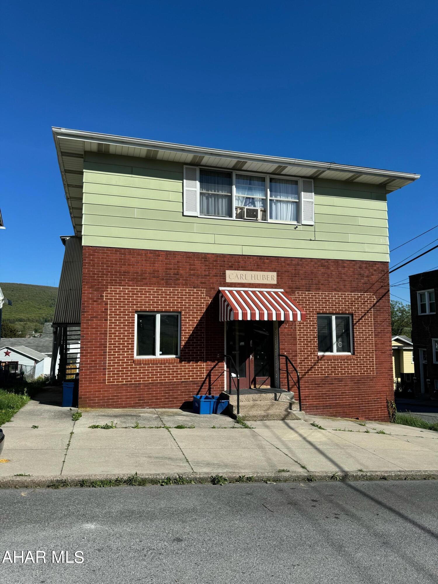 Discover the perfect investment opportunity in this charming triplex! There are 3 units, each unit offers comfortable living spaces, including six bedrooms total and three bathrooms total. The property has been well kept. This triplex is an ideal option for both investors and owner-occupants alike. Don't miss out on this fantastic opportunity - schedule a viewing today!

Unit A Rent: $525.00
Unit B Rent: $425.00
2nd Floor Rent: $649.00
