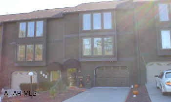 SUPER TOWNHOUSE WITH 2-3 BEDROOMS, CENTRAL AIR, ALL NEW APPLIANCES INCLUDED AND IMMACULATELY DECORATED. SUPER TOWNHOUSE WITH 2-3 BEDROOMS, CENTRAL AIR, ALL NEW APPLIANCES INCLUDED AND IMMACULATELY DECORATED.