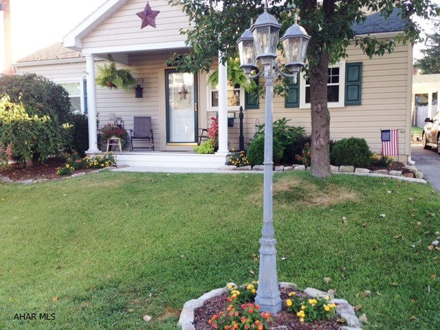 The is a great 3 bedroom 2 bathroom home. Has a very large family room if you like to entertain. Very well taken care of. Close to everything including the shopping. Nice private back yard.