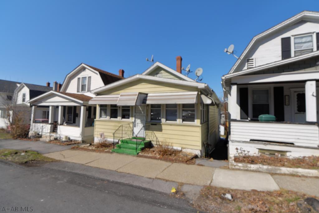 You will love this 1-story home in the Highland Park area of Altoona. This furnished, move-in ready home is the perfect opportunity for the first-time homebuyer or someone looking to downsize. There is a garage in the basement of the home, with additional storage available. A 1-story home in this price range doesn't become available very often! Ask to see this home today!