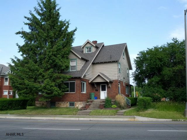 Nice 3-unit apartment building with 1-car garage, newer furnace, central air & shingle roof. #J-199