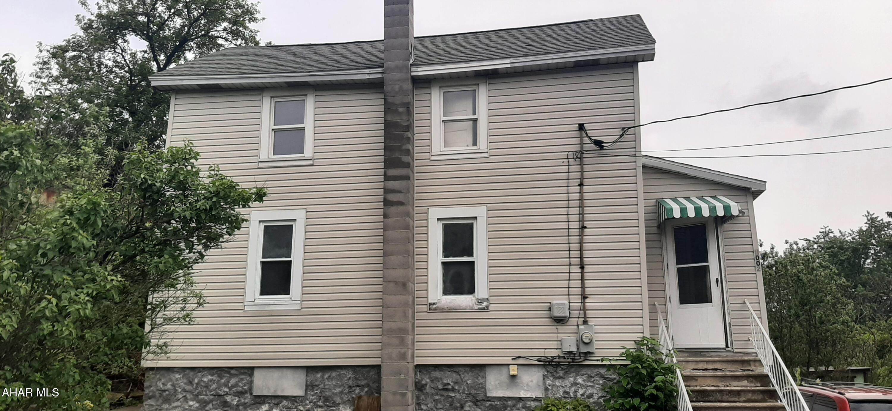 This 2 bedroom, 1 bath home would make a great starter home!. Nice big eat in kitchen, full bath and good sized living room on the first level. Two large bedrooms on the 2nd level. Private backyard and off street parking. Call to check out this great property!