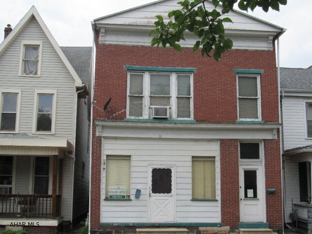 Two unit duplex in Huntingdon. Good starter home, live in one level and rent the other! Seasoned investors will find this duplex a great investment since it is just 1 1/2 blocks from the Juniata College campus.Property in a very good area!Seller pays heat,water,and sewer.