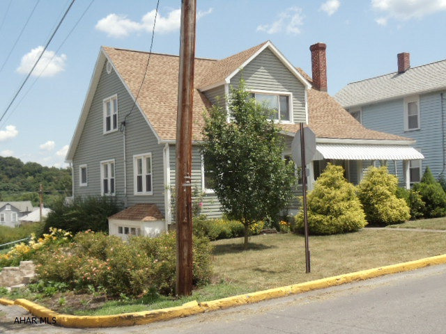 Move-In ready... Modern kitchen & baths. 2 bedrooms on main floor, PLUS Awesome upstairs master bedroom suite with walk-in closet. Nice covered deck overlooking fenced backyard.   J-144