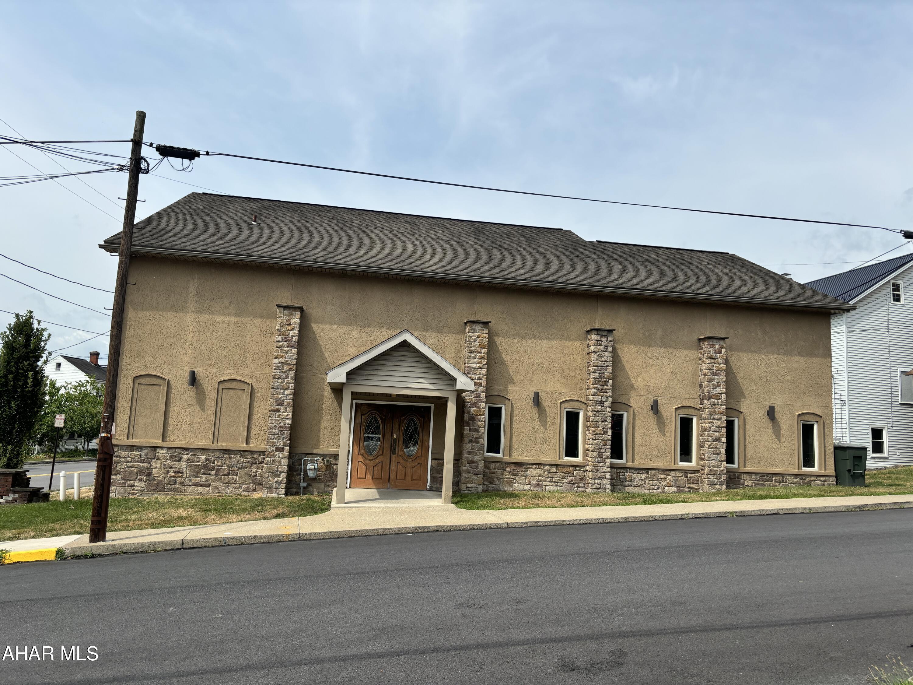 Commercial space, approximately 2,700 square feet usable space plus storage for lease.  It is currently set up as a beauty salon but could easily converted to office, medical or other uses. Situated on a high traffic flow corner in Hollidaysburg with a private parking lot. Tenant pays all utilities. Fixtures and most equipment/furnishings may be included.