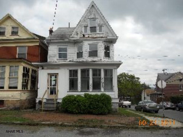 Property is being sold in AS IS condition. This is a Fannie Mae HomePath property. Purchase this property for as little as 3% down. This property is approved for HomePath Renovation Mortgage Financing.Fannie Mae is offering up to a 3.5% incentive for buyers who purchase and close on a HomePath property by 10/31/2011.  Must request incentive with initial offer, property sale must close on or before 10/31/2011 and buyer must reside in the home as their primary residence - auction, pool and investor sales are excluded.