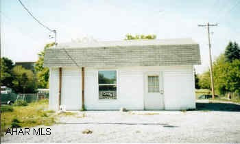 Great location, corner lot, front and rear entry, 16x28 office with 1/2 bath.  (Formerly a car lot)  Front and rear entry. Would make an excellent pet grooming, beauty shop or tanning salon.  Seller will consider article of agreement.