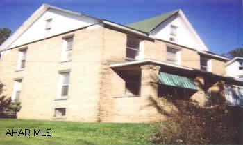 SMALL TOWN LIVING IN BIG HOUSE. 4-BR. NICE YARD.