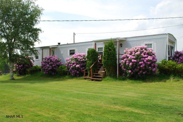 Don't miss out on this well kept home situated on a nice level lot in a quiet neighborhood. Laundry on the main floor. Master bath has a garden tub.  Owner is willing to finance.