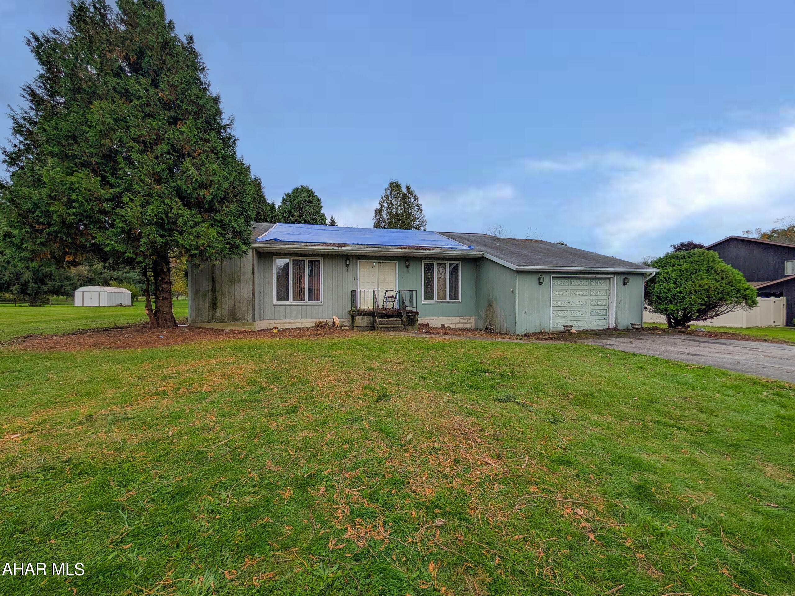 Property is in very poor condition and showings will not be allowed.